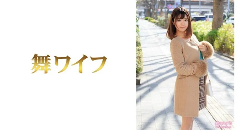 烈焰红唇漂亮小姐姐！道具激情自慰！开档情趣内裤，双指插入猛扣，凳子上假屌骑乘位，上下套弄